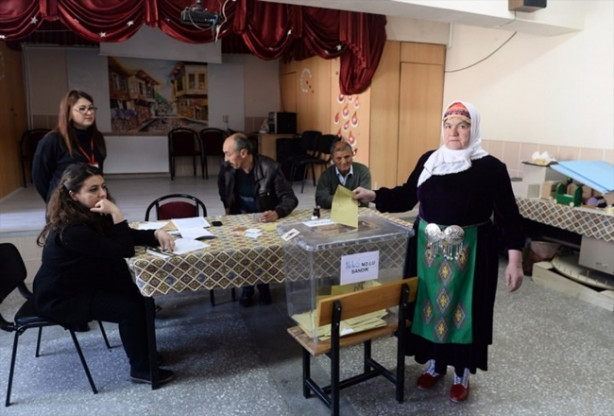 Foto - Sandık başında renkli görüntüler!
