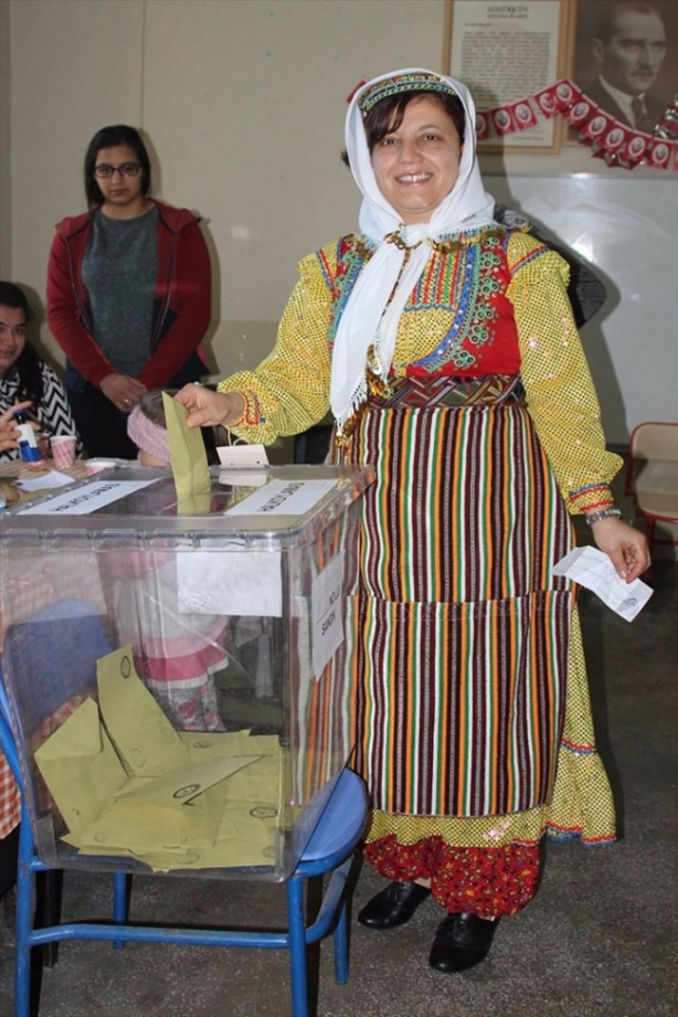 Foto - Sandık başında renkli görüntüler!
