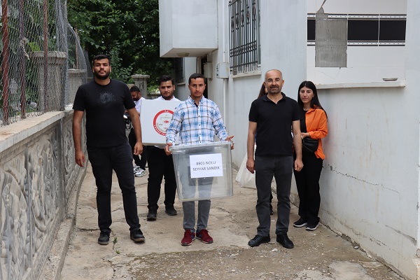 Foto - Onlar sandığa değil sandık onlara geldi