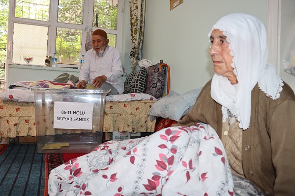 Foto - Onlar sandığa değil sandık onlara geldi