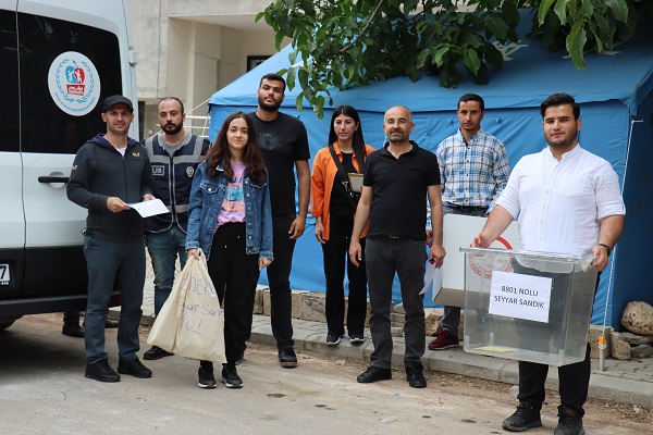 Foto - Onlar sandığa değil sandık onlara geldi