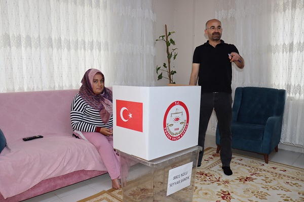 Foto - Onlar sandığa değil sandık onlara geldi