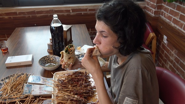 Foto - Saniyeler içinde çöp şişleri mideye indirdi hediyeleri kaptı! Masadan 6 kilo fazlayla kalktı