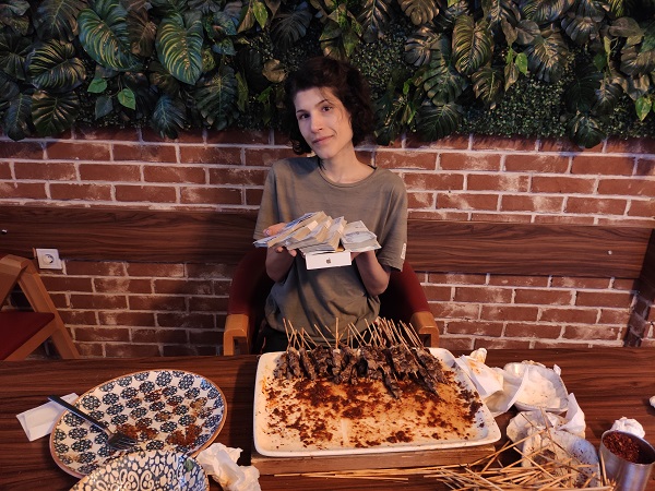 Foto - Saniyeler içinde çöp şişleri mideye indirdi hediyeleri kaptı! Masadan 6 kilo fazlayla kalktı