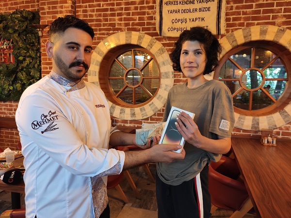 Foto - Saniyeler içinde çöp şişleri mideye indirdi hediyeleri kaptı! Masadan 6 kilo fazlayla kalktı