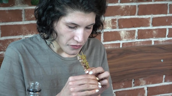 Saniyeler içinde çöp şişleri mideye indirdi hediyeleri kaptı! Masadan 6 kilo fazlayla kalktı