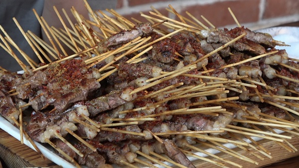 Foto - Saniyeler içinde çöp şişleri mideye indirdi hediyeleri kaptı! Masadan 6 kilo fazlayla kalktı