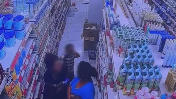 Foto - Saniyeler içinde mamayı böyle çaldı