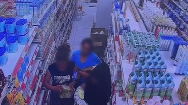 Saniyeler içinde mamayı böyle çaldı