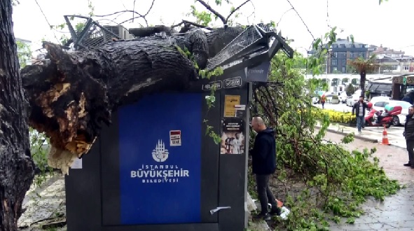 Foto - Sanki hiçbir şey olmamış gibi! ATM başında şaşıkna çeviren görüntüler