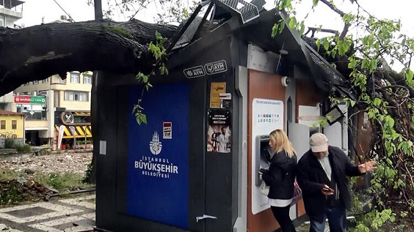 Foto - Sanki hiçbir şey olmamış gibi! ATM başında şaşıkna çeviren görüntüler