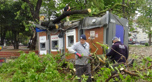 Foto - Sanki hiçbir şey olmamış gibi! ATM başında şaşıkna çeviren görüntüler