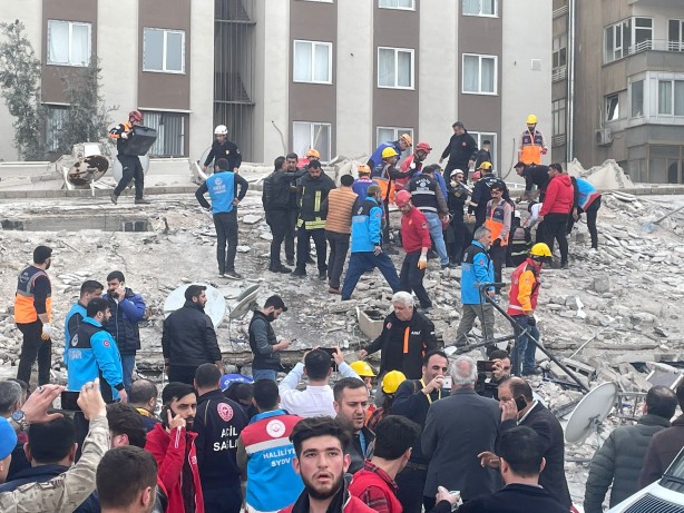 Foto - Şanlıurfa'da 6 katlı bina yıkıldı! Arama kurtarma çalışmaları başlatıldı