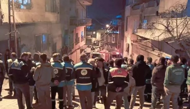 Foto - Şanlıurfa'da bina çöktü! Ekipler kurtarma çalışması yürütüyor