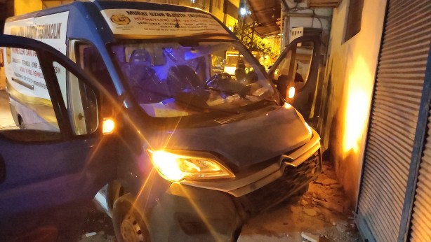 Foto - Şanlıurfa'da freni boşalan araç iş yeri önündeki kaldırıma çarptı