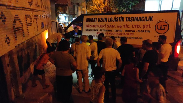 Foto - Şanlıurfa'da freni boşalan araç iş yeri önündeki kaldırıma çarptı