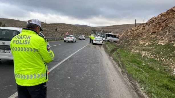 Foto - Şanlıurfa'da işçi servisi devrildi! 15 kişi yaralandı