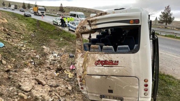 Foto - Şanlıurfa'da işçi servisi devrildi! 15 kişi yaralandı