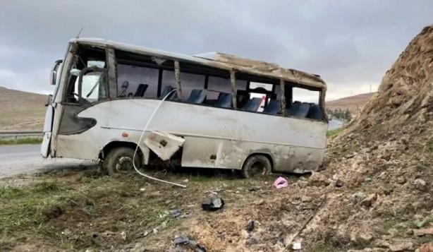 Foto - Şanlıurfa'da işçi servisi devrildi! 15 kişi yaralandı