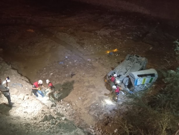 Foto - Şanlıurfa'da otomobil inşaat çukuruna düştü