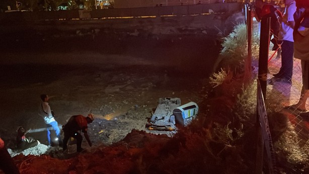 Foto - Şanlıurfa'da otomobil inşaat çukuruna düştü