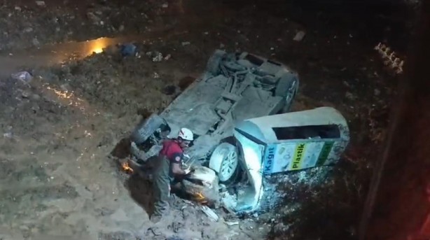  Şanlıurfa'da otomobil inşaat çukuruna düştü