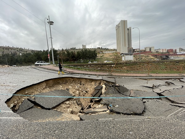 Foto - Şanlıurfa'da sel yolu bu hale getirdi