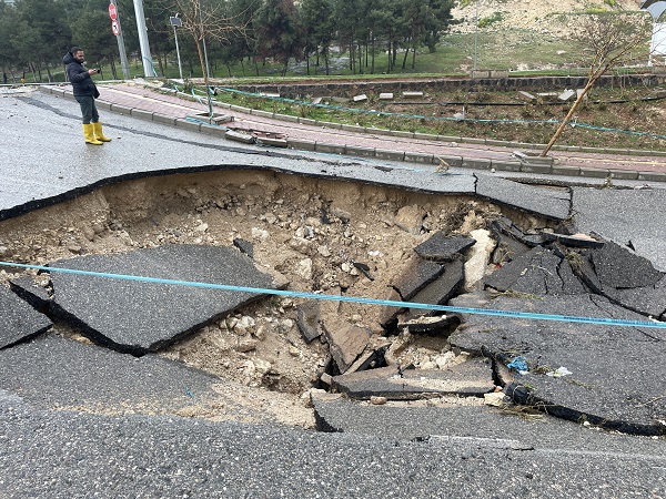 Foto - Şanlıurfa'da sel yolu bu hale getirdi