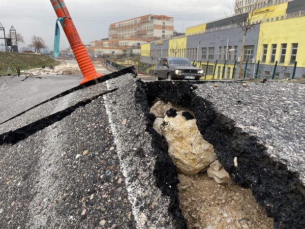 Foto - Şanlıurfa'da sel yolu bu hale getirdi