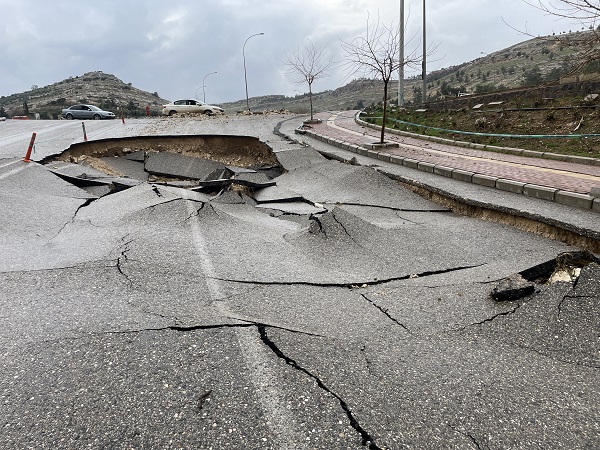 Foto - Şanlıurfa'da sel yolu bu hale getirdi