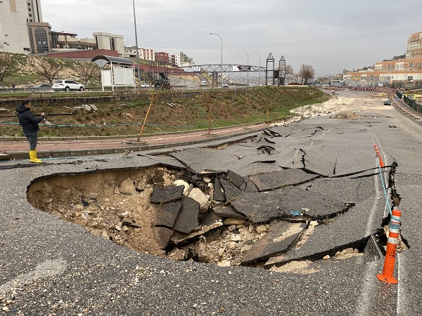 Foto - Şanlıurfa'da sel yolu bu hale getirdi