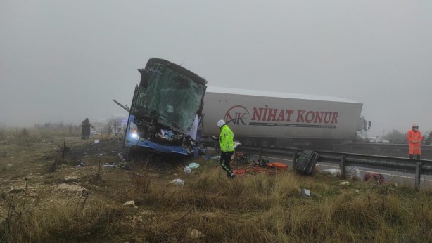 Foto - Şanlıurfa'da yolcu otobüsü ile 2 tır çarpıştı: Ölü ve yaralılar var
