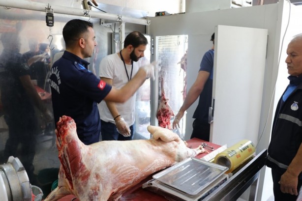 Şanlıurfa’da zabıta 1 ton 250 kilogram bozuk et ele geçirdi