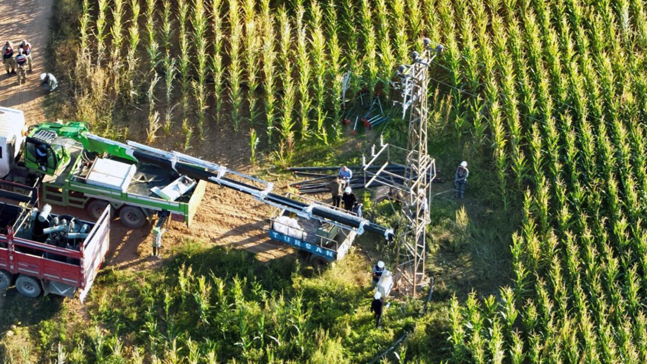 Foto - Şanlıurfa'daki arazlerden petrol yerine bakın ne fışkırıyor! Duyan 'Allah sizi bildiği gibi yapsın' diyor