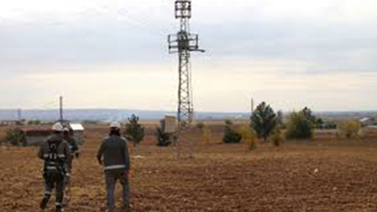 Foto - Şanlıurfa'daki arazlerden petrol yerine bakın ne fışkırıyor! Duyan 'Allah sizi bildiği gibi yapsın' diyor