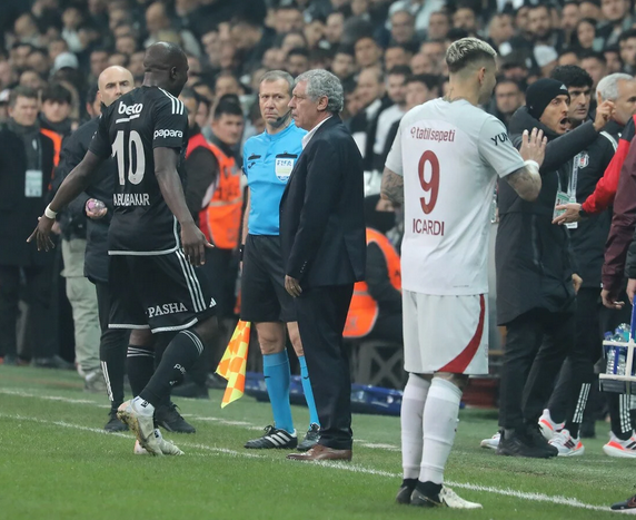 Foto - Santos Hocam, eğer Aboubakar’a kadar düştüysen! Vah ki vah… Bu adam Sergen Yalçın’ı yolda bıraktı seni hayli hayli bırakır!