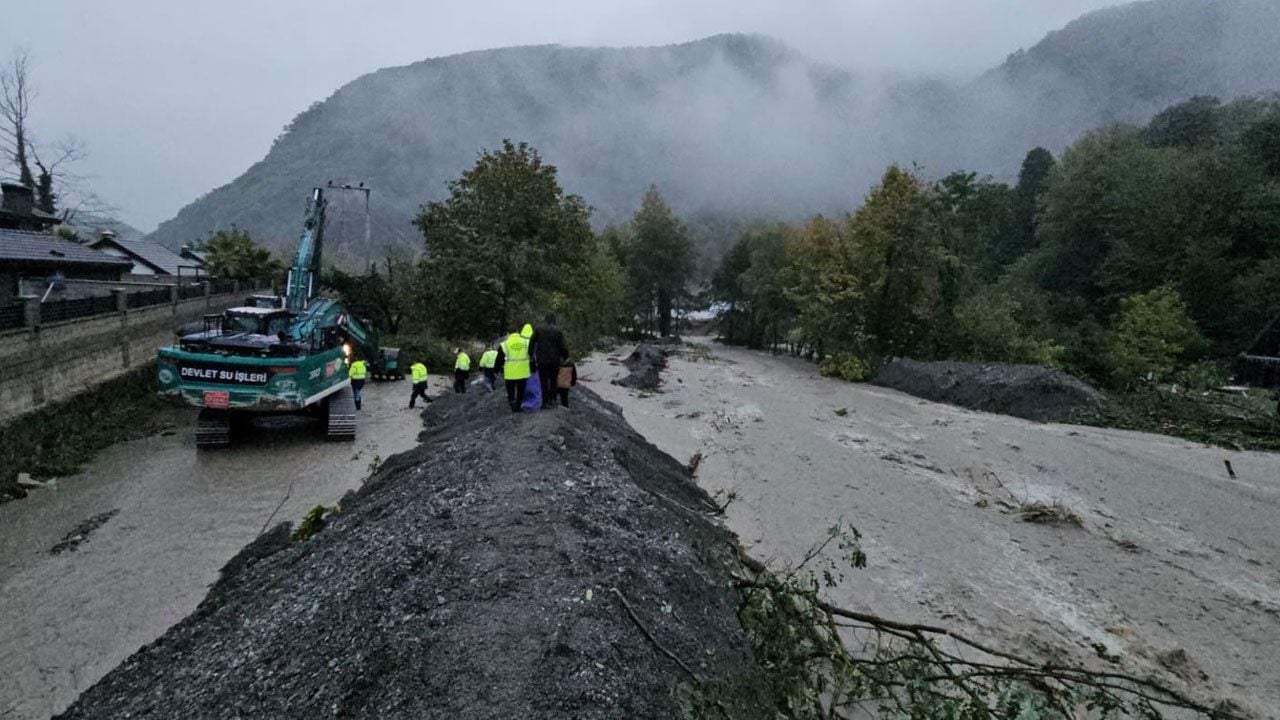 Foto - Sapanca’da selin bilançosu ağır! Köprüler yıkıldı, araçlar ve bungalovlar sulara kapıldı 