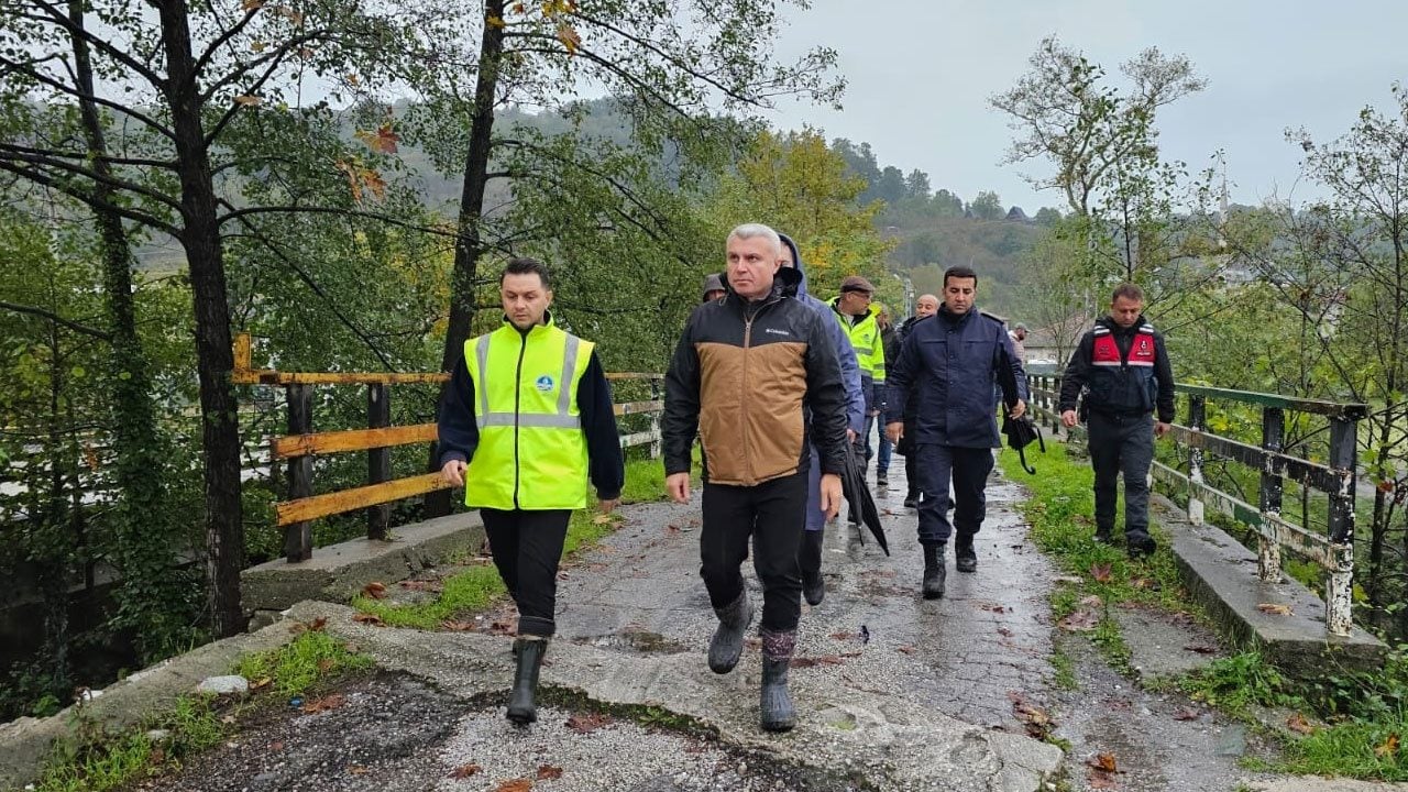 Foto - Sapanca’da selin bilançosu ağır! Köprüler yıkıldı, araçlar ve bungalovlar sulara kapıldı 