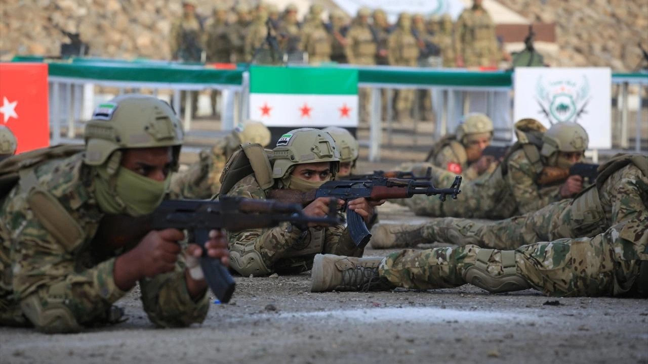 Şara yönetimiyle ilk gerginlik! İsrail yeni yönetimin güvenlik güçlerini hedef aldı!