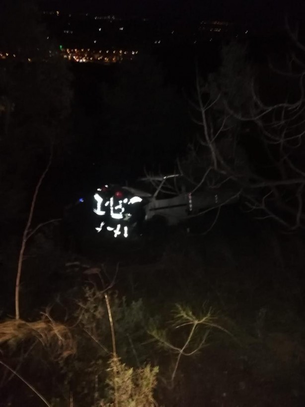 Foto - Şarampole yuvarlanmış kamyonet bulundu! Sürücü kayıp