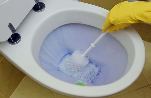 Foto - Sararmış klozetleri kar beyazına çeviren yöntem! Bunu yapan derin bir oh çekiyor