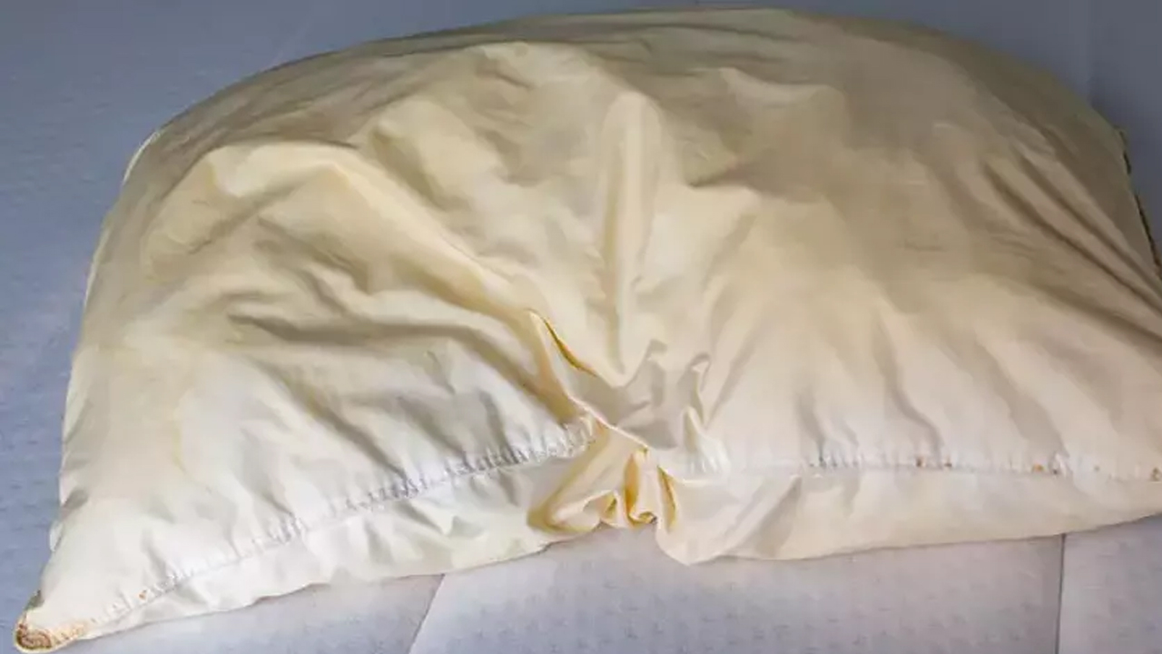 Sararmış yastıkları kar gibi beyazlatıyor! Deterjandan daha etkili karışım ortaya çıktı