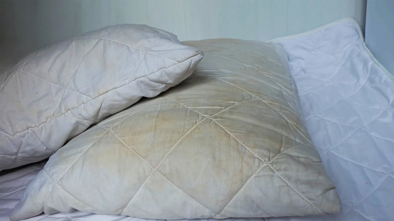 Foto - Sararmış yastıkları kar gibi beyazlatıyor! Deterjandan daha etkili karışım ortaya çıktı