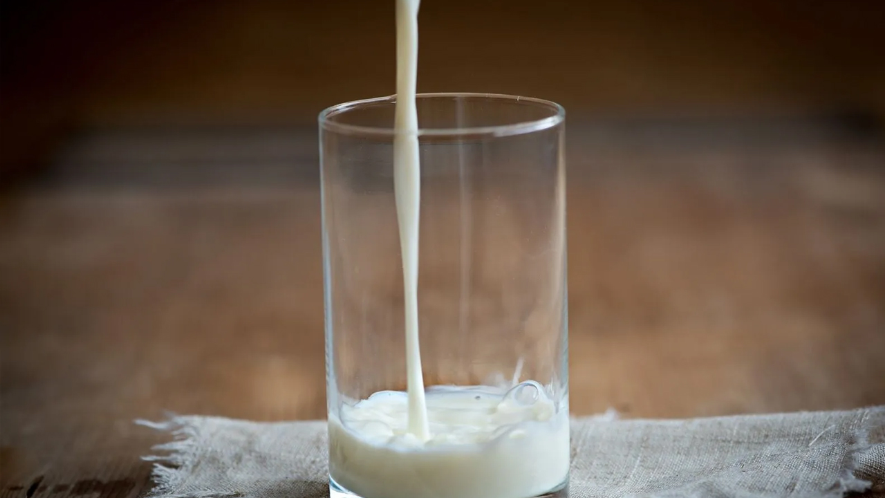 Foto - Sararmış yastıkları kar gibi beyazlatıyor! Deterjandan daha etkili karışım ortaya çıktı