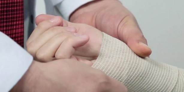 Foto - Sargı üzerine mesh edilebilir mi? Abdest alırken yara bandı çıkarılır mı?