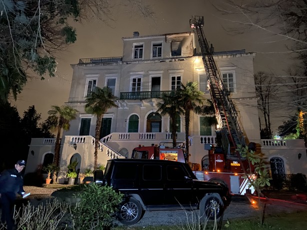 Foto - Sarıyer’de 3 katlı köşkte korkutan yangın