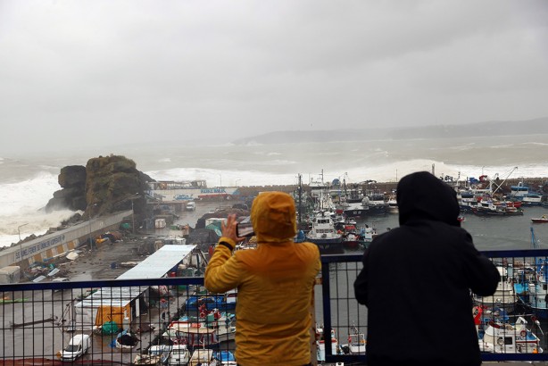 Foto - Sarıyer'de bina boyunda dalgalar! Masa ve sandalyeler havada uçuştu! İşletmelerde hasar oluştu!