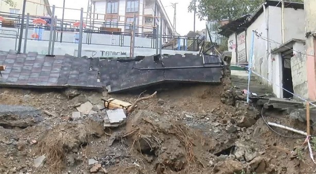 Foto - Sarıyer'de bina boyunda dalgalar! Masa ve sandalyeler havada uçuştu! İşletmelerde hasar oluştu!