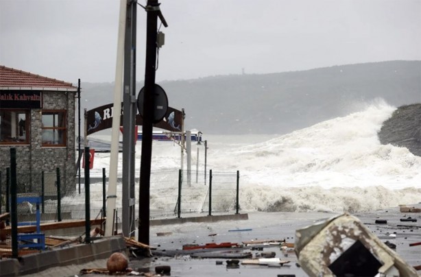 Foto - Sarıyer'de bina boyunda dalgalar! Masa ve sandalyeler havada uçuştu! İşletmelerde hasar oluştu!
