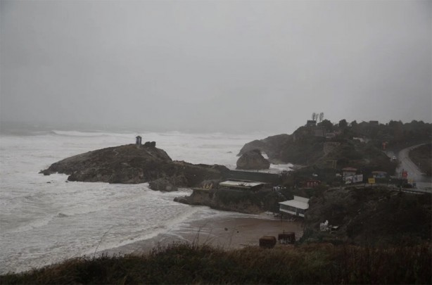 Foto - Sarıyer'de bina boyunda dalgalar! Masa ve sandalyeler havada uçuştu! İşletmelerde hasar oluştu!